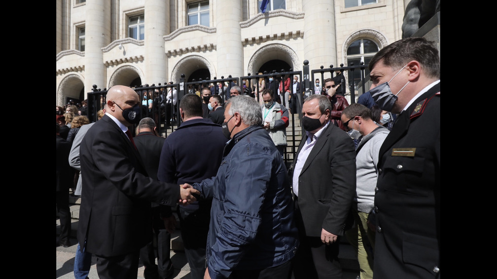 Магистрати в цялата страна излязоха на мълчалив протест