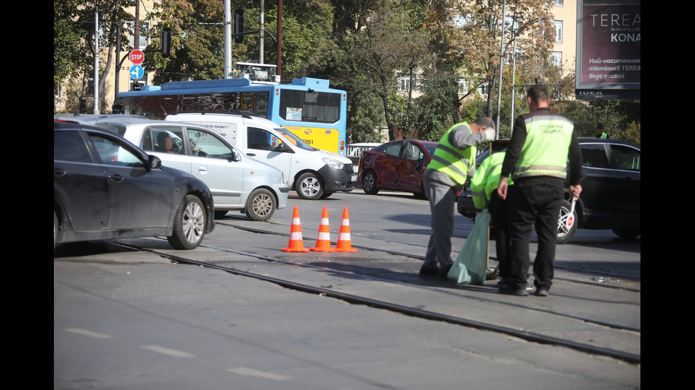 Верижна катастрофа между автобус и две коли на столично кръстовище