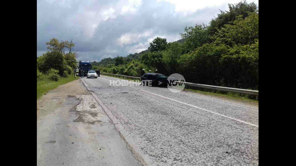 Две коли се удариха челно на пътя между Ловеч и Севлиево