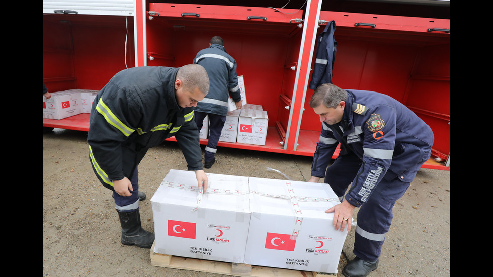 Пожарникари и работници от БЧК натовариха помощите за Албани