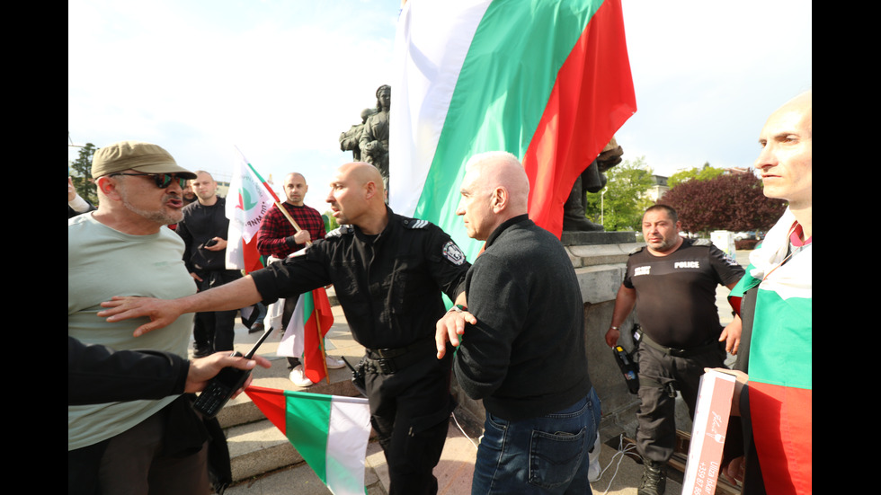 Сблъсъци белязаха протеста край Паметника на Съветската армия