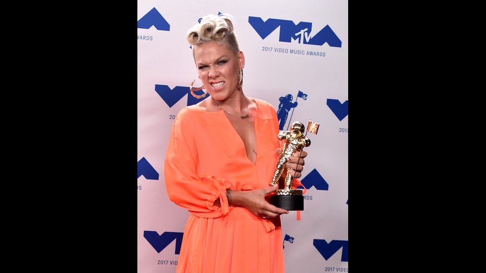 P!nk се завърна на музикалната сцена с девети студиен албум