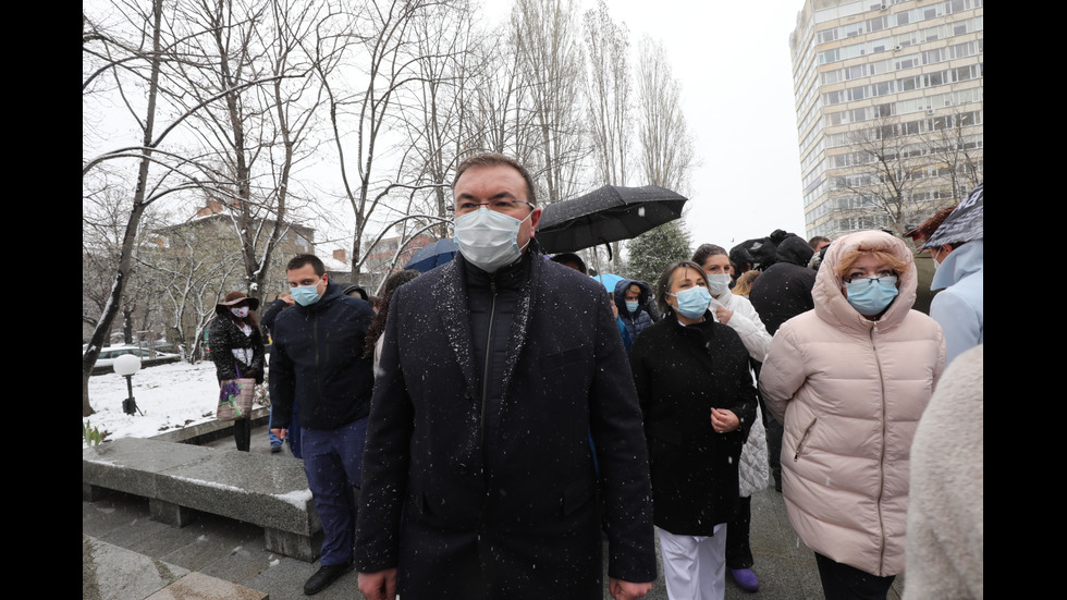 С ВОЙ НА СИРЕНИ: Почетоха паметта на починалите от COVID-19 медици