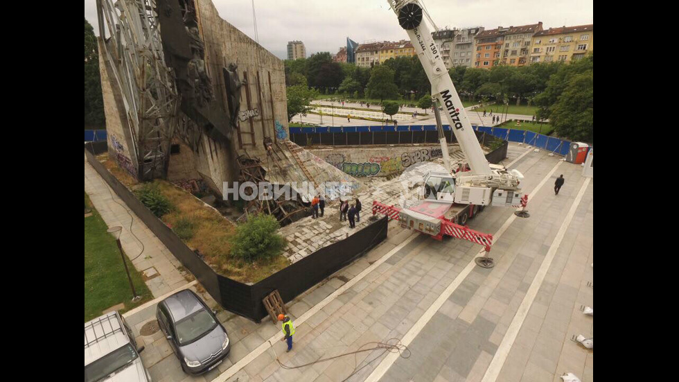 Започна демонтажът на паметника "1300 години България" пред НДК