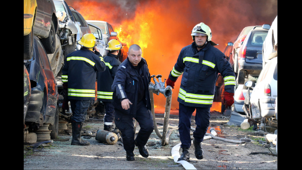 Пожар в автоморга в Хасково, горяха десетки автомобили