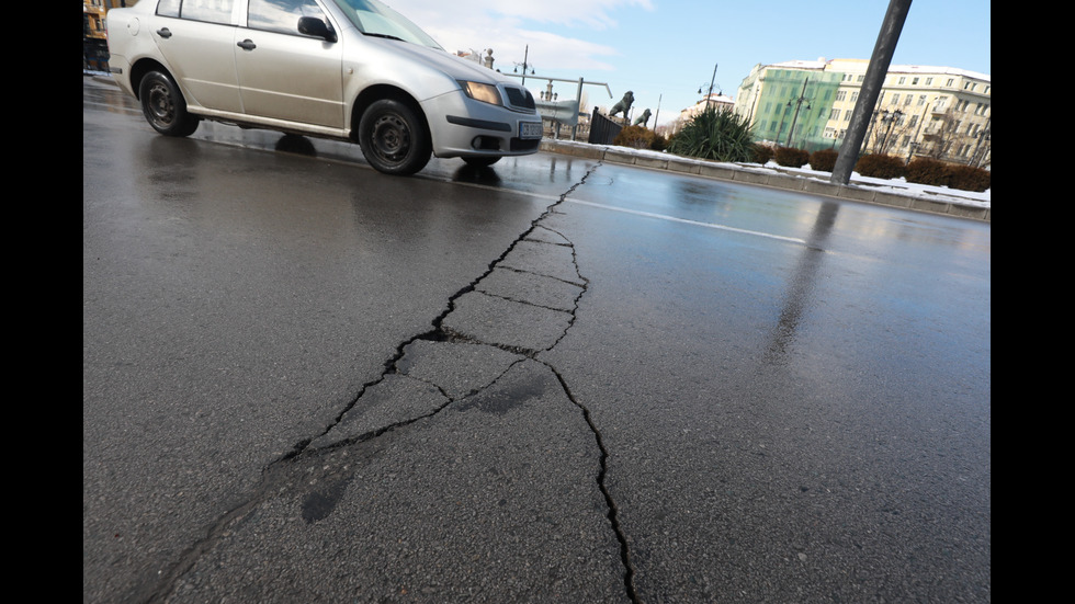 Напука се пътната настилка в района на "Лъвов мост"