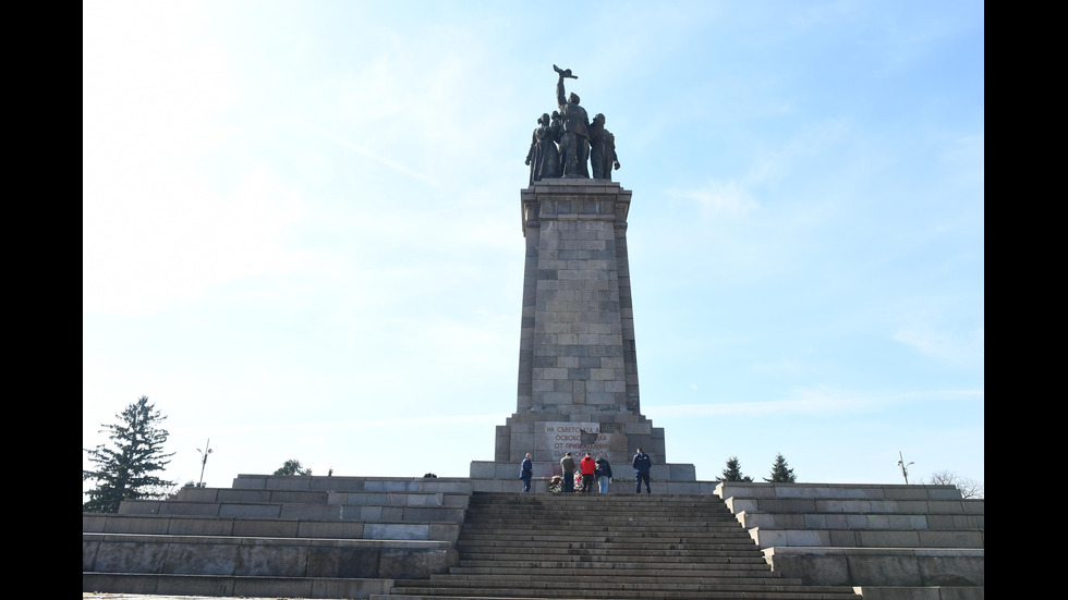 Разбиха плочата на Паметника на Съветската армия в София