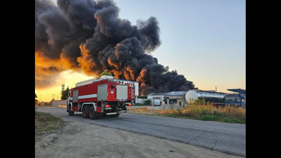 Пожар в склад за пластмаса край Пловдив