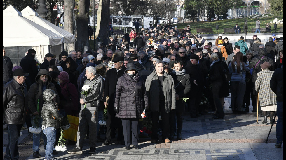 Поклонението пред Ламбо в Народния театър