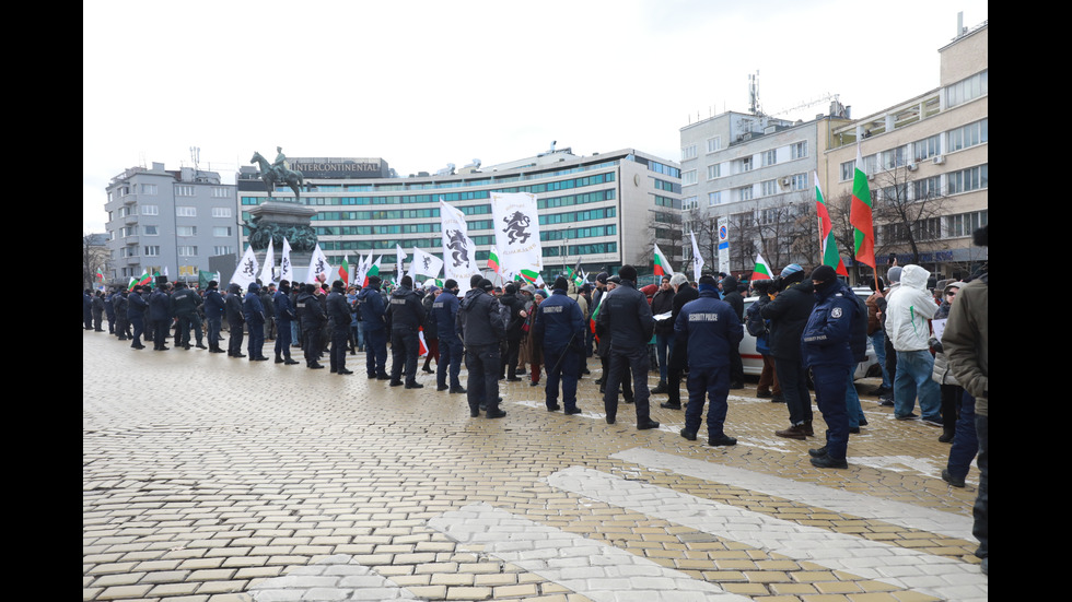 "Възраждане" организира протест срещу зеления сертификат, докараха водно оръдие пред НС