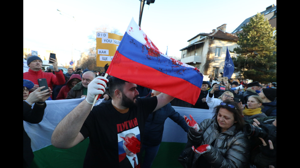 Протест пред руското посолство в София