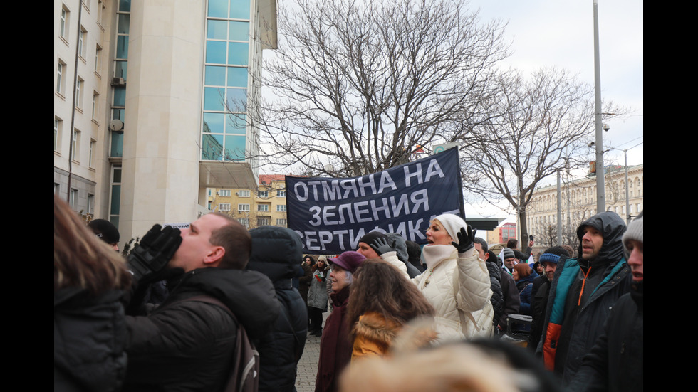 "Възраждане" организира протест срещу зеления сертификат, докараха водно оръдие пред НС