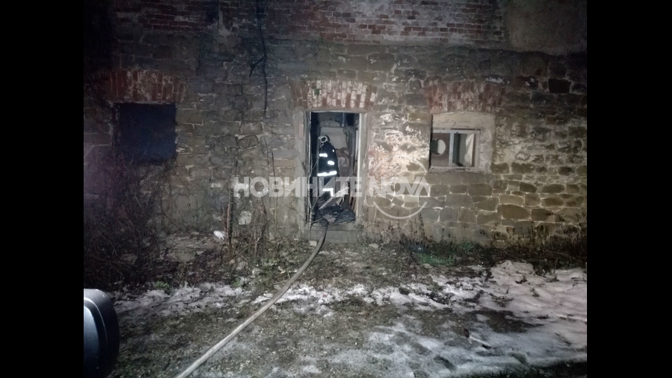 Пожар в изоставени сгради в центъра на Велико Търново