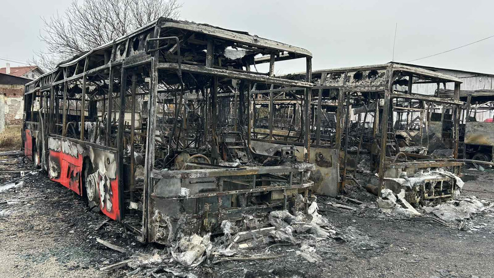 Пожар изпепели няколко автобуса, два буса и леки коли в Костинброд