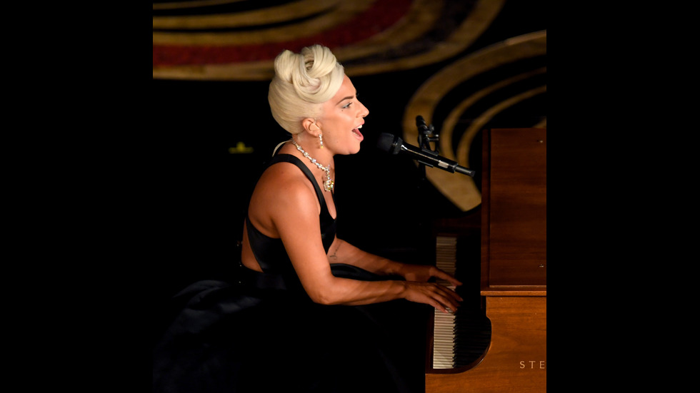 Лейди Гага и Брадли Купър с емоционално изпълнение на сцената на "Оскарите"