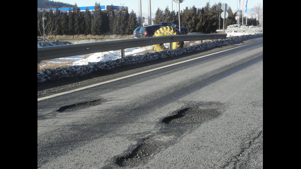 Десетки дупки „цъфнаха” по Е-79 след рекордните студове