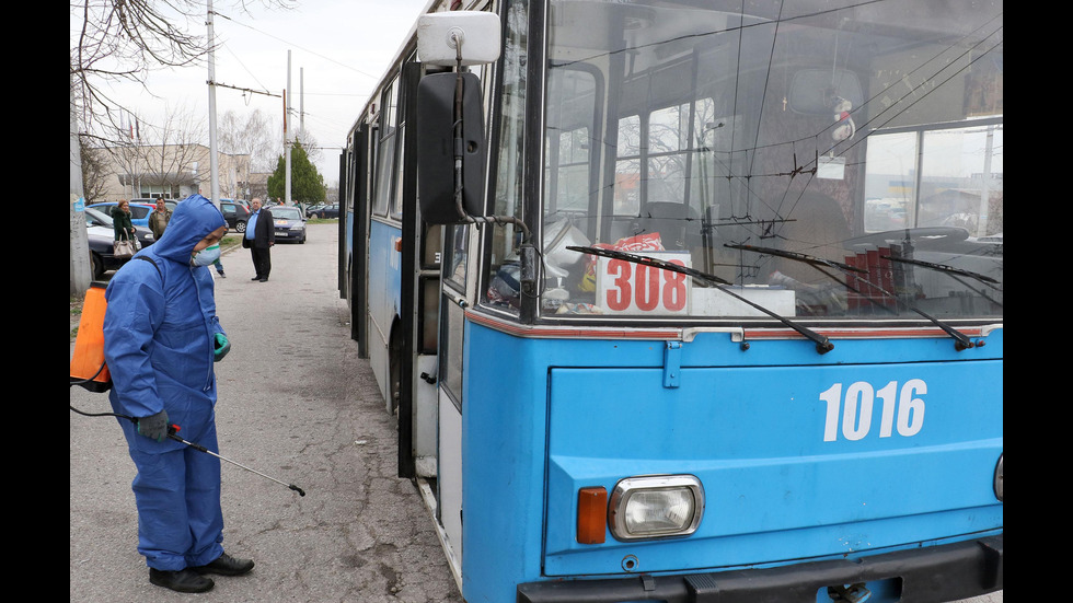 Дезинфекцират тролеите в Хасково срещу коронавируса