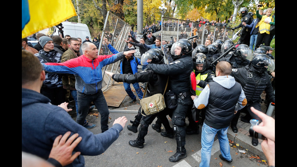 СБЛЪСЪЦИ В УКРАЙНА: Четирима пострадаха по време на протест