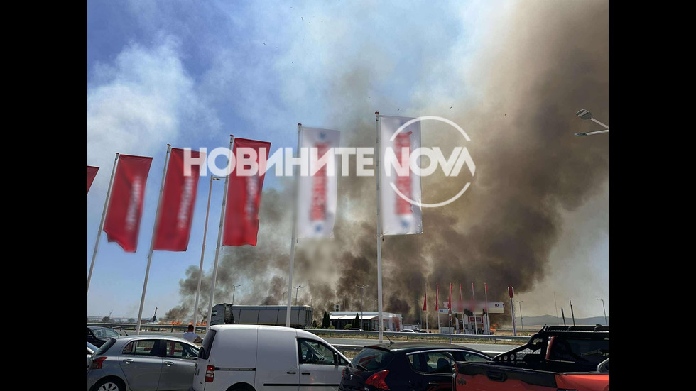 Голям пожар избухна до бензиностанция на АМ „Тракия”