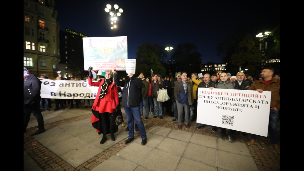 Напрежение пред Народния театър преди премиерата на постановка, режисирана от Джон Малкович