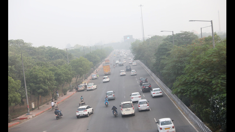 Пренасочени полети и затворени училища заради мръсния въздух в Делхи