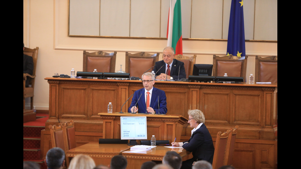 Парламентът обсъжда вота на недоверие към кабинета "Петков"