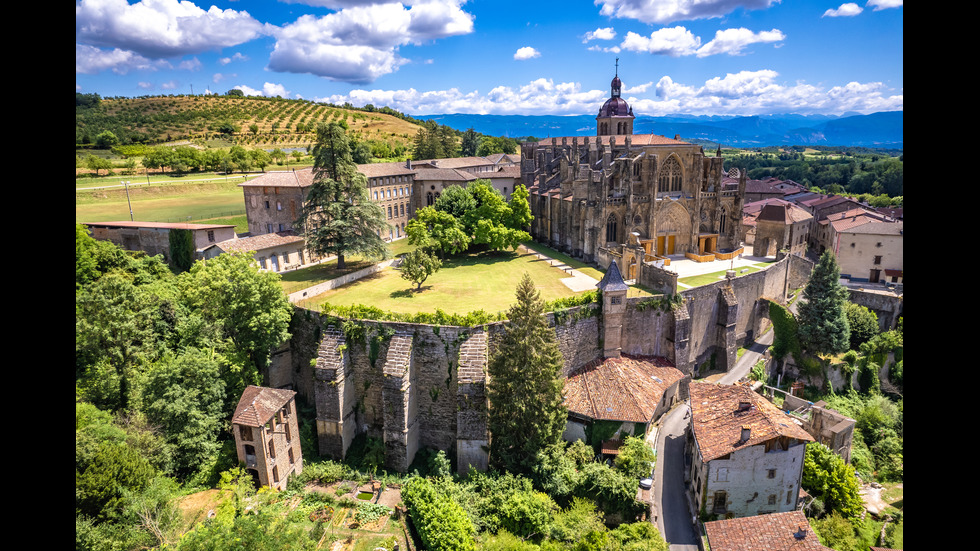 Градчето, което французите харесват най-много в страната си