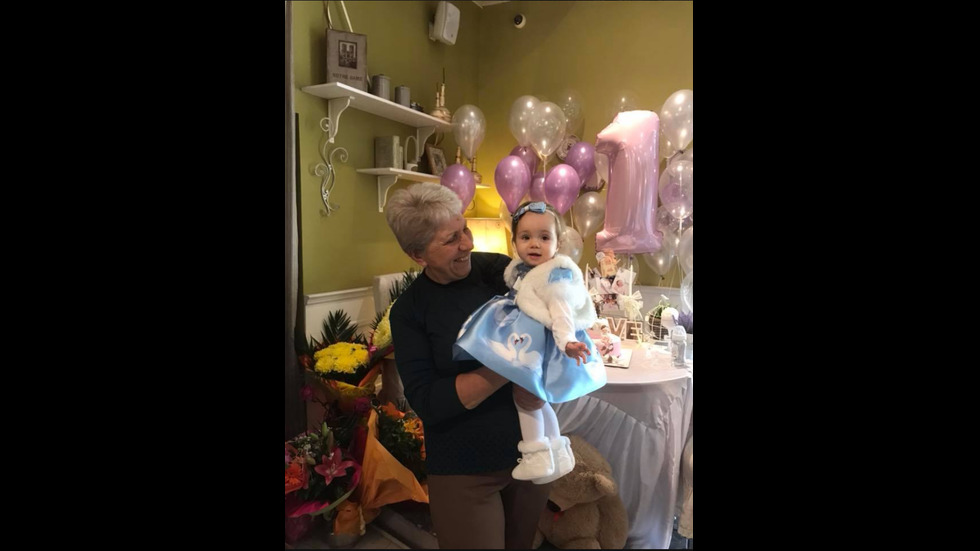 Илиана Раева показа снимки от първия рожден ден на внучката си