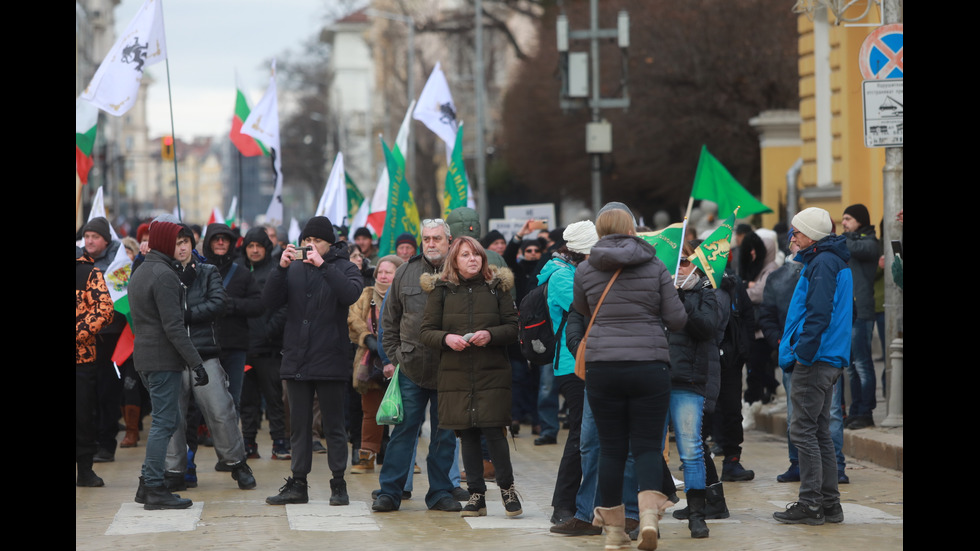 "Възраждане" организира протест срещу зеления сертификат, докараха водно оръдие пред НС