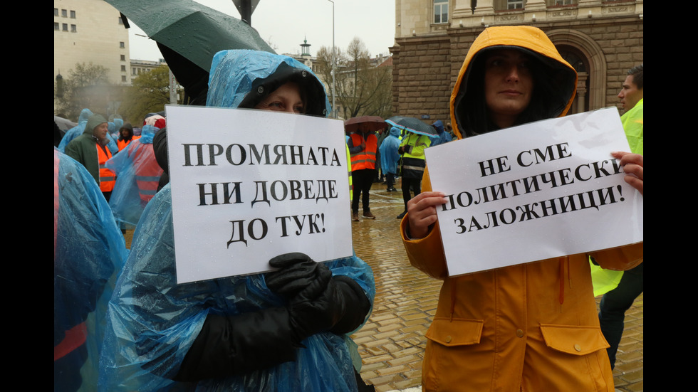 Пътните строители отново на протест, паркираха камиони пред Народното събрание