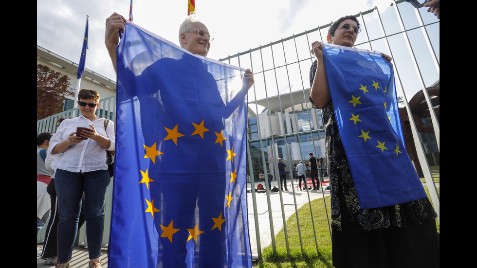 Посрещнаха Борис Джонсън в Германия с протести срещу Brexit