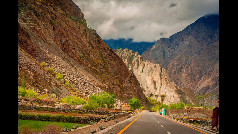 "Осмото чудо" на света: Най-високият асфалтиран път, рисуващ чудни пейзажи