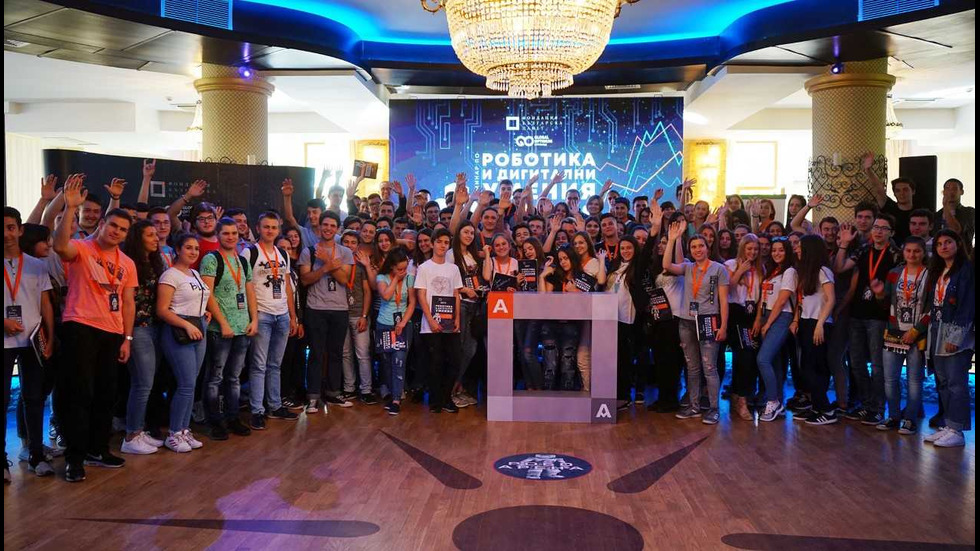 Български робот откри семинар пред 250 македонски младежи