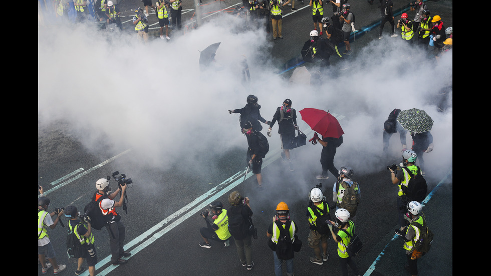Нови сблъсъци между полицията и протестиращите в Хонконг