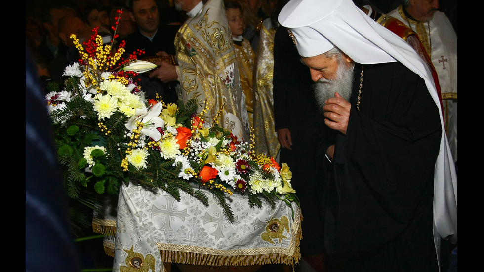 Стотици се поклониха пред чудотворната икона на Богородица