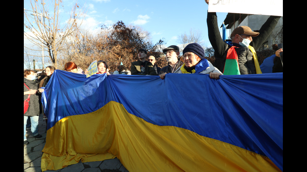 Протест пред руското посолство в София