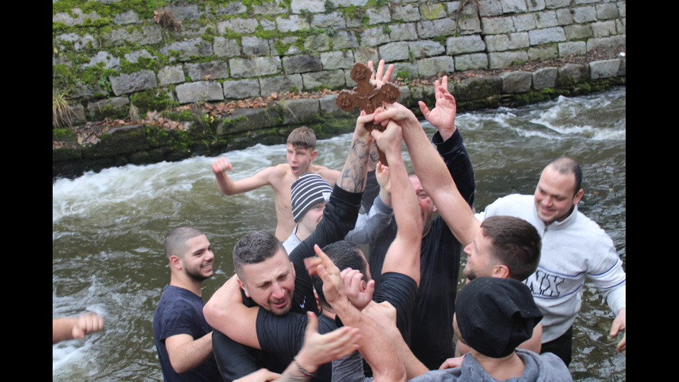 Ентусиасти от цялата страна спасиха Богоявленския кръст на Йордановден