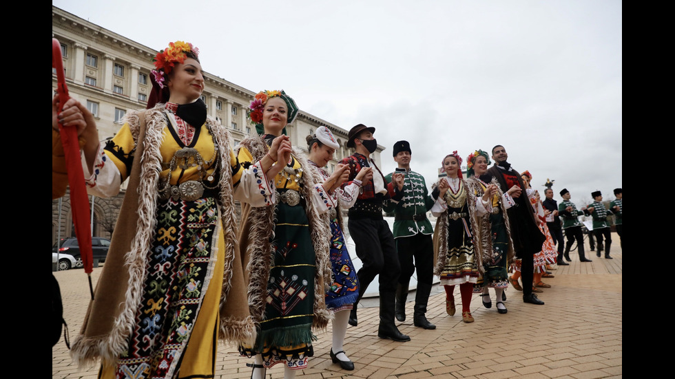 Частни фолклорни ансамбли излязоха на протест