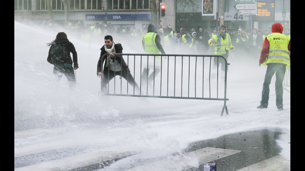 Сблъсъци между полицията и протестиращи в Брюксел