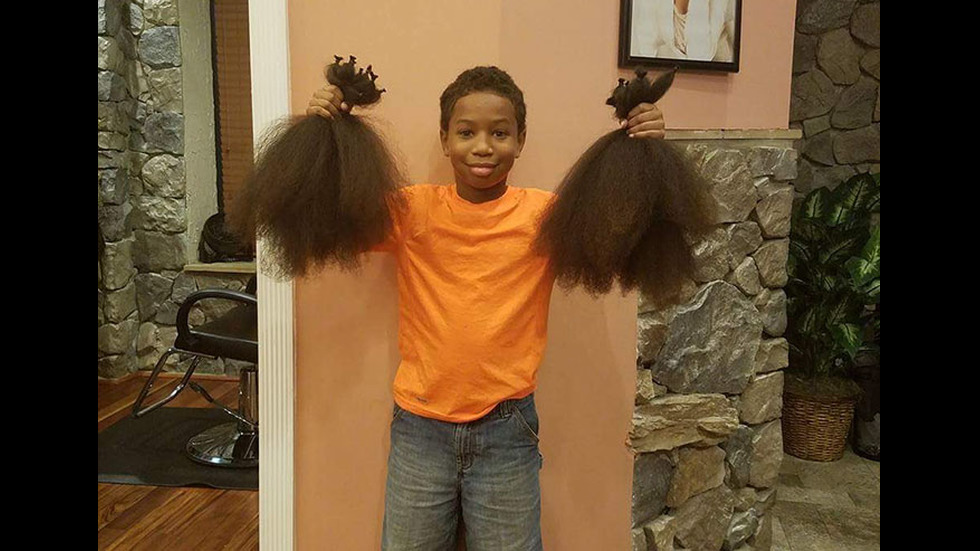 8-годишно момче пусна коса, за да я отреже и дари за деца, болни от рак
