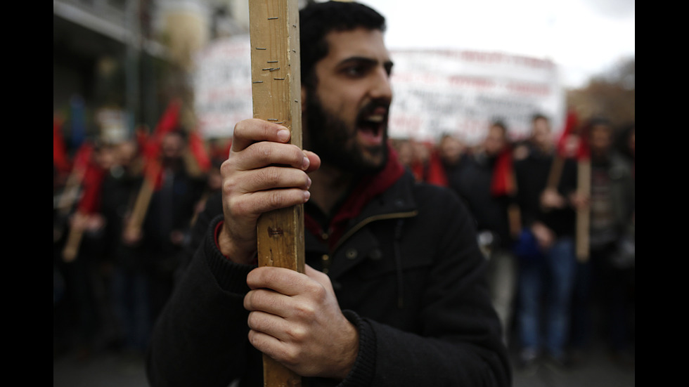 СБЛЪСЪЦИ В АТИНА: Полицията разпръсна протестиращите с водни струи