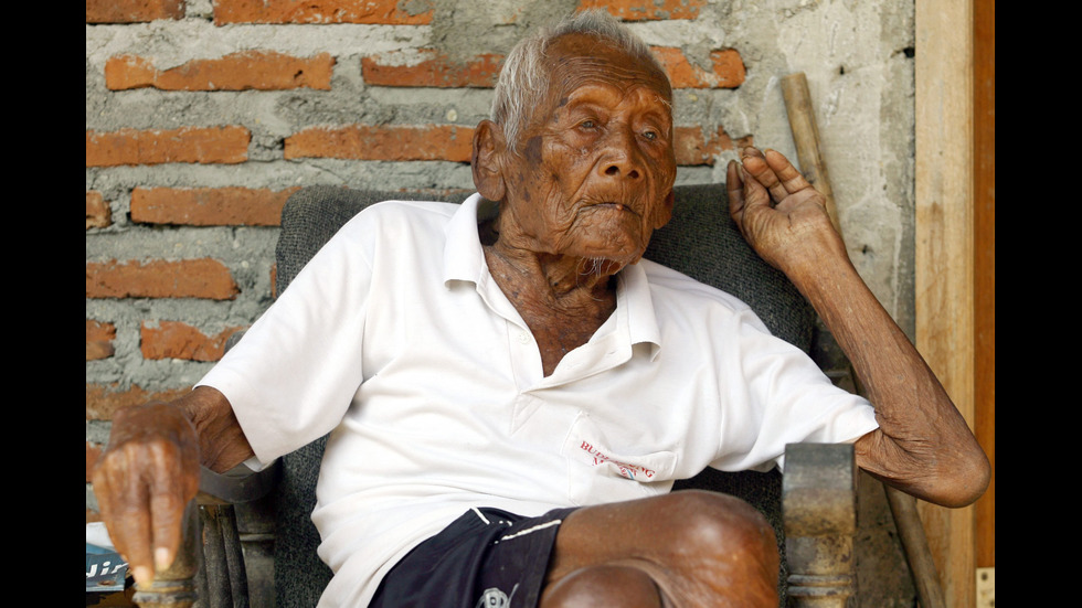 145-годишният индонезиец Содимейо се смята за най-възрастния човек на света. ЕPA публикува днес снимки на документ, от който става ясно, че мъжът е роден през далечната 1870 година.