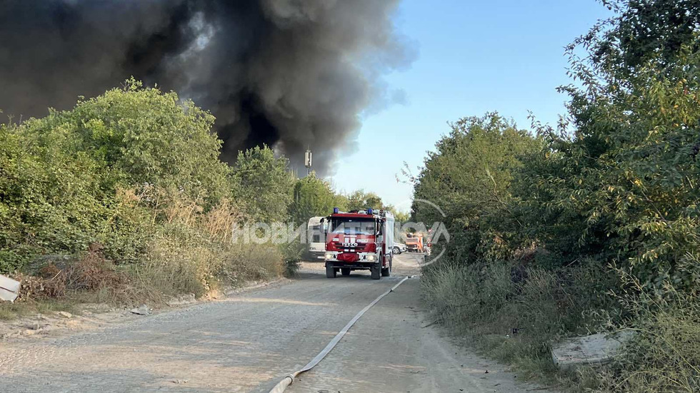 Пожар в депо за строителни отпадъци в Бургас