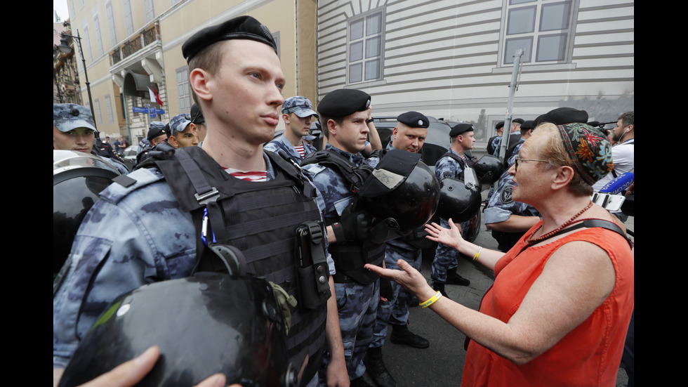 Десетки арестувани на протест в Москва