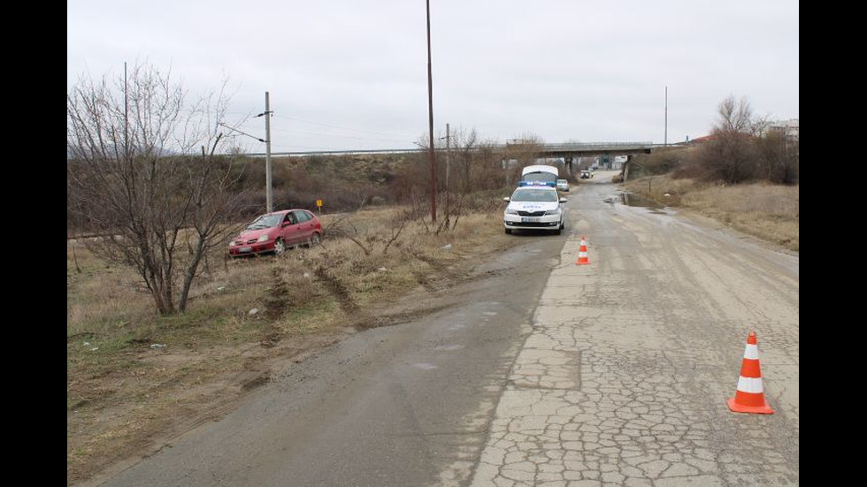 Кола излетя от пътя, изкорени малко дърво и се преобърна край Благоевград