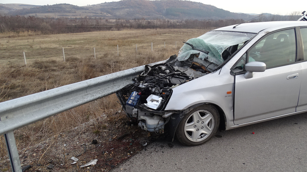 Лек автомобил и кола на "Пътна помощ" се удариха на АМ "Струма"
