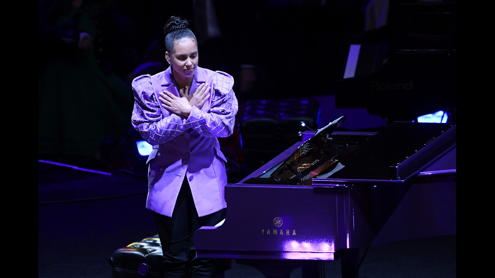 Хиляди се простиха с Коби Брайънт