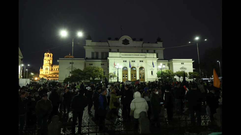 Протестиращи блокираха площад Народно събрание