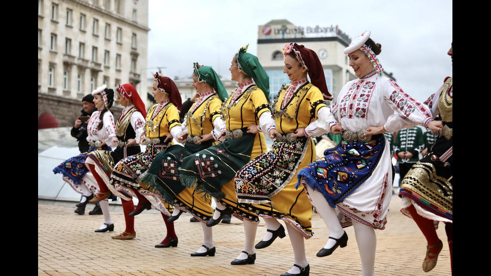 Частни фолклорни ансамбли излязоха на протест