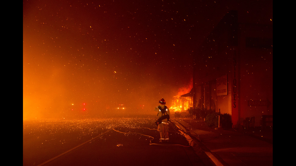 ОГНЕН АД: Горски пожар изпепели десетки къщи в Калифорния, има жертви